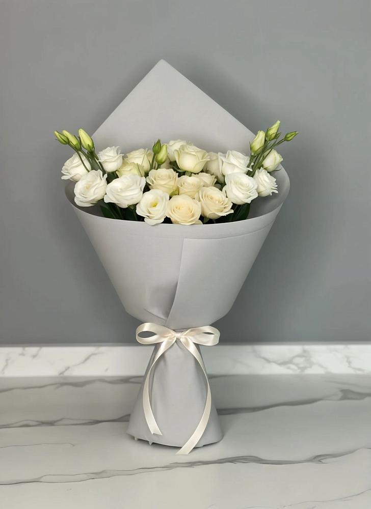 Букет цветов из: Розы и Лизиантусы в Новый Рогачик