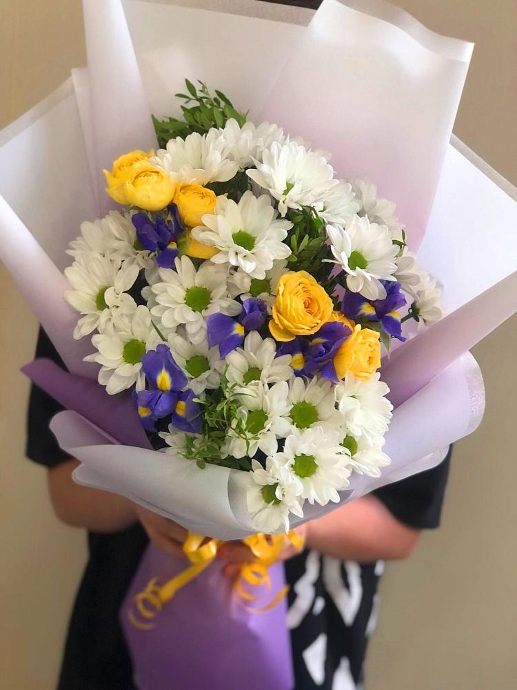 Букет цветов из: Ирисы, Хризантемы и Розы в Новый Рогачик
