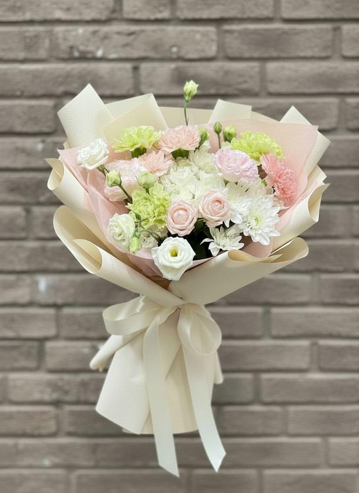 Букет цветов из: Гвоздики, Розы, Лизиантусы и Хризантемы в Новый Рогачик