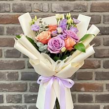 Букет цветов из:  Лизиантусы и Розы в Новый Рогачик