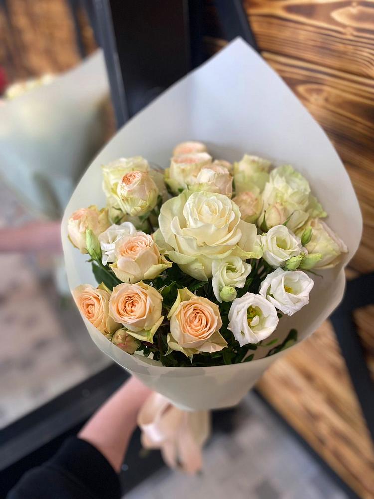 Букет цветов из: Розы и Лизиантусы в Новый Рогачик